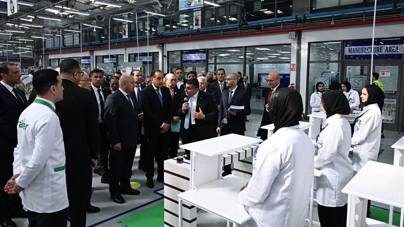 مدبولي يتفقد مصنع
