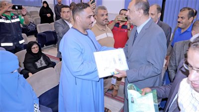 محافظ سوهاج يسلم تأشيرات وتذاكر الحج للفائزين بقرعة الجمعيات الأهلية