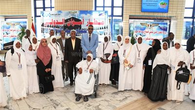 محافظ أسوان يودع الرحلة الأولى لحجاج القرعة للتوجه لبيت الله الحرام (صور)