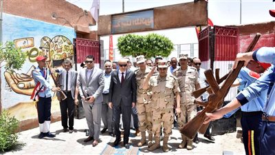 محافظ الأقصر يزور مدرسة إسنا الصناعية بعد فوزها بمسابقة التأسيس العسكري