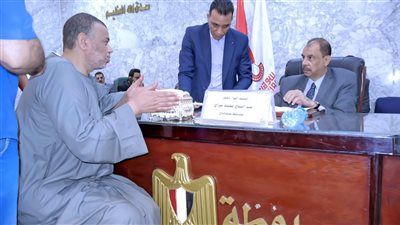 محافظ سوهاج يعقد اللقاء الجماهيري الأسبوعي للاستماع إلى شكاوى المواطنين 