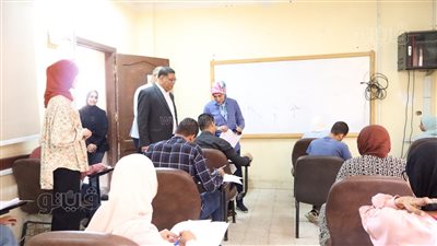 رئيس جامعة الأقصر تتابع سير امتحانات الفصل الدراسي الثاني بكلية الألسن