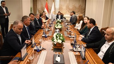 وزير الرياضة يبحث مع السفير الإسباني وممثلي نادي فياريال سبل التعاون المشترك