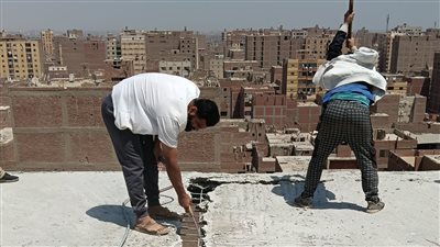 إزالة أدوار مخالفة بعقارات في حي الهرم
