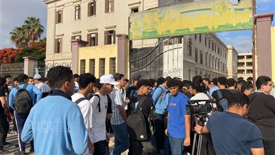 توافد طلاب الصفين الأول والثاني الثانوي بالقاهرة والجيزة على اللجان في أول أيام امتحانات الترم الثاني (فيديو وصور)