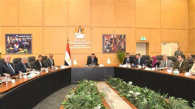 وزير الإسكان يتابع مشروعات مياه الشرب والصرف ضمن 