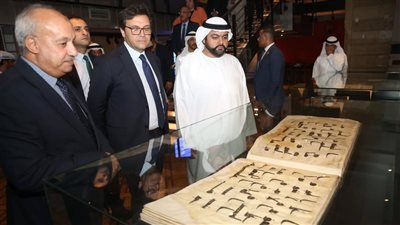 وزير الثقافة يصطحب ولي عهد الفجيرة في جولة بدار الكتب (صور)