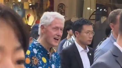 لتورطه في الاتجار بالبشر والاستغلال الجنسي، بيل كلينتون يسير مذهولًا في شوارع كوريا (فيديو)