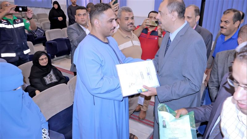 محافظ سوهاج يسلم