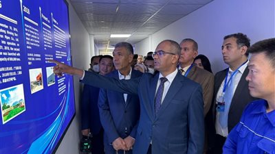 نائب وزير الإسكان يتفقد مصنع 