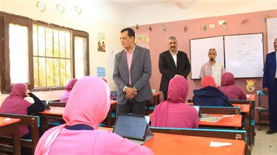 وكيل التعليم بسوهاج يتفقد سير امتحانات صفوف النقل بالمرحلة الثانوية 