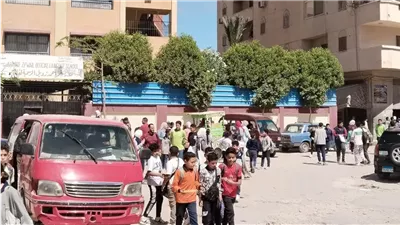 انتشار الباعة الجائلين والتوك توك بمحيط لجان امتحانات صفوف النقل في الإسكندرية (صور)