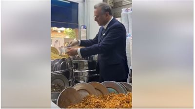 كبير مستشاري ترامب يجهز طبق كشرى لنفسه في مطعم شهير بالقاهرة (فيديو)