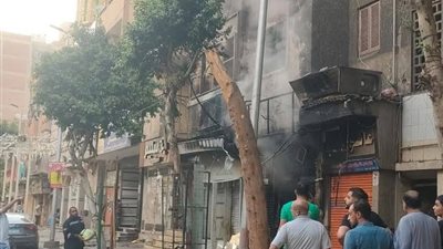 إخلاء عقار من السكان بعد حريق محل في الزيتون (صور) 