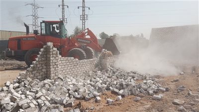 إزالة 11 حالة تعدٍ على الأراضي الزراعية وأملاك الدولة بقفط في قنا