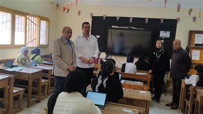  وكيل التعليم بالدقهلية يتابع امتحانات النقل الثانوية في المنصورة (صور)
