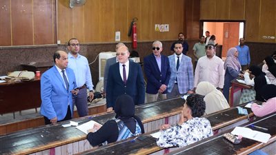 رئيس جامعة سوهاج يتابع الامتحانات بكليات الحاسبات والهندسة والحقوق