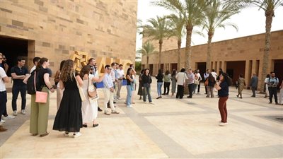 الجامعة الأمريكية بالقاهرة تستضيف طلاب إدارة الأعمال من هارفارد (صور)