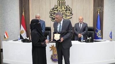 محافظ أسوان يكرم أسرة شهيد العمل مجاهد محمد حسن (صور)