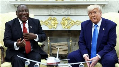 رئيس جنوب إفريقيا ساخرا من ترامب: معنديش طائرة أديهالك هدية