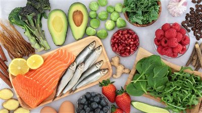 أطعمة ومشروبات لتقوية الشعر، من الجذور حتى الأطراف