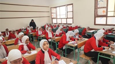 انطلاق قطار امتحانات النقل الابتدائي والإعدادي بالوادي الجديد (صور) 