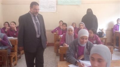 وكيل تعليم الدقهلية يتابع سير امتحانات صفوف النقل بإدارة شرق المنصورة (صور)