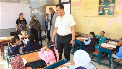 مدير تعليم سوهاج يتفقد لجان امتحانات نهاية العام لصفوف النقل (صور)