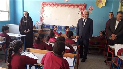 وكيل التعليم بالإسماعيلية يتفقد امتحانات صفوف النقل (صور) 