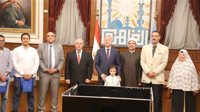 محافظ القاهرة يسلم التأشيرات لأول أفواج حجاج الجمعيات الأهلية 