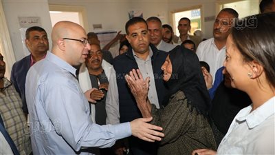 محافظ بني سويف يزور قرية نعيم ويوجه بحلول عاجلة لمطالب الأهالي
