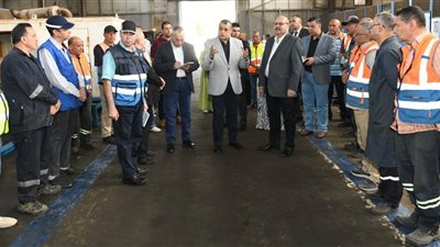 وزير الإنتاج الحربي يتفقد سير العمل بشركة حلوان لمحركات الديزل (صور)