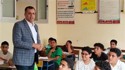 مدير تعليم دمياط يتفقد لجان امتحانات النقل بالزرقا