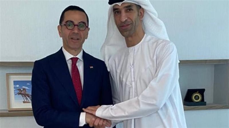 وزير الاستثمار مع