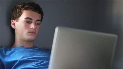 مصيبة تسلب الإيمان، الأزهر يحذر من الإباحية ويوجه رسالة مؤثرة للشباب