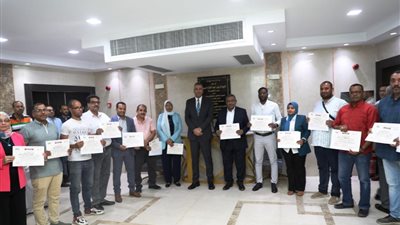 محافظ أسوان يكرم الموظفين الحاصلين على المراكز الأولى في الدورات والبرامج التدريبية (صور)