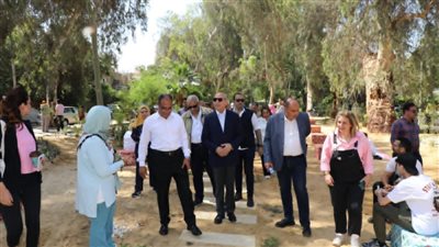 محافظ القاهرة يتفقد الأشجار النادرة بالمعادي