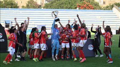 مراسم تتويج الأهلي بكأس مصر لكرة القدم للسيدات وسط احتفالات جنونية للاعبين (فيديو وصور)