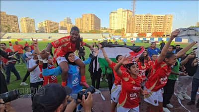 بالشماريخ وأعلام فلسطين، احتفالات لاعبات الأهلي بكأس مصر (فيديو وصور)