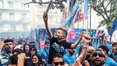 تنتظر تحقيق الحلم، جماهير نابولي تملأ الشوارع قبل مباراة الحسم أمام كالياري (صور) 