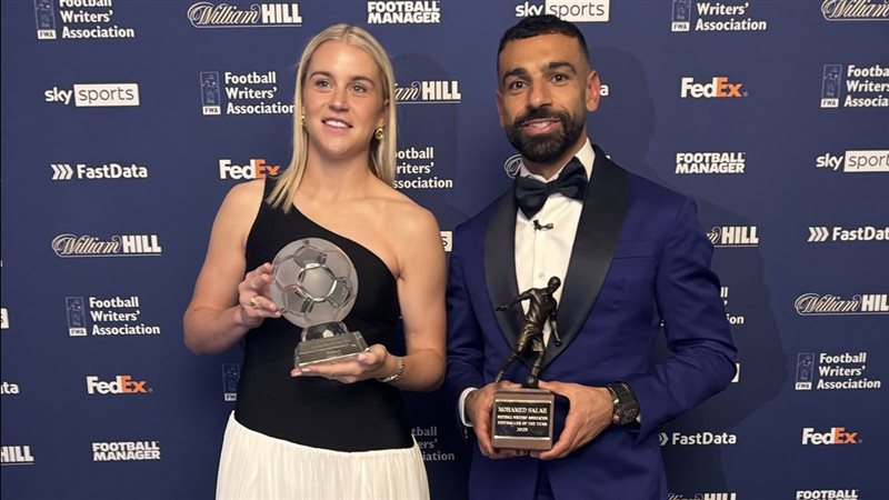 محمد صلاح يتسلم جائزة