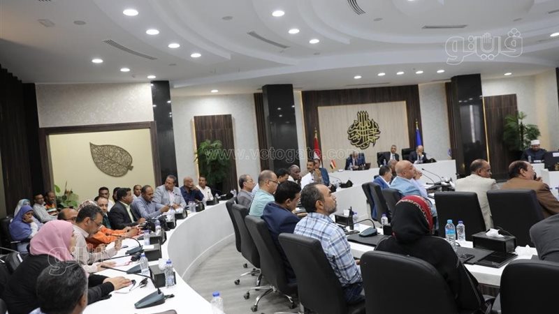اجتماع محافظ اسوان