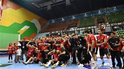 على طريقته، لاعبو الأهلي لليد يحتفلون مع مؤمن زكريا بالفوز على الزمالك (صور) 