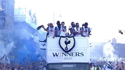 احتفال ضخم لتوتنهام مع الجماهير بعد التتويج بالدوري الأوروبي (صور)