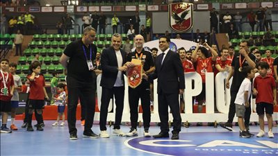 الأهلي يكرم ثلاثي اليد بعد التتويج بكأس الكؤوس الإفريقية ويعلن رحيلهم عن الفريق