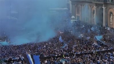 طوفان بشري، جنون مشجعي نابولي بعد تتويج فريقهم بالدوري الإيطالي (فيديو)