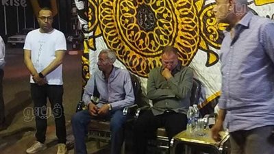 الحزن يسيطر على محمود الخطيب أثناء تلقي عزاء شقيقته بقنا (فيديو وصور)