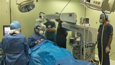 نجاح مركز طب وجراحة العيون بكفر الشيخ في إجراء جراحة دقيقة لزراعة طبقية قرنية