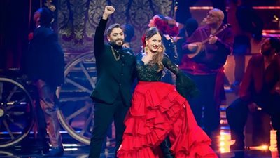 نيللي كريم تفاجئ الجمهور وتغني مع تامر حسني في حفله بالقاهرة الجديدة (فيديو)