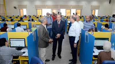 يسودها الهدوء، رئيس جامعة المنصورة يتفقد سير امتحانات 4 كليات (صور)